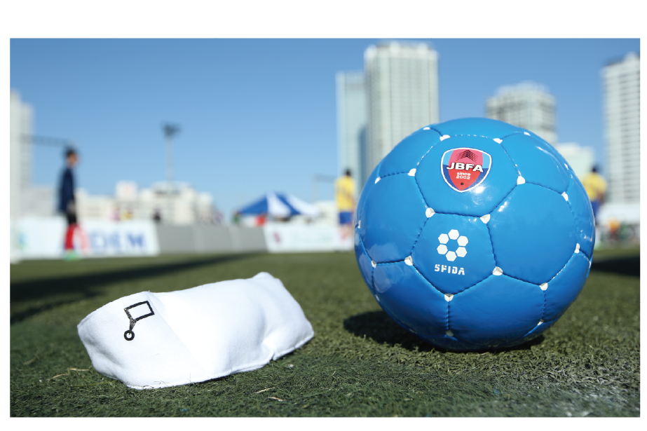 ブラインドサッカーのアイマスクとボール