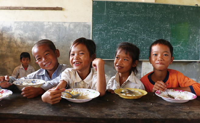カンボジアで学校給食を食べる子どもたち